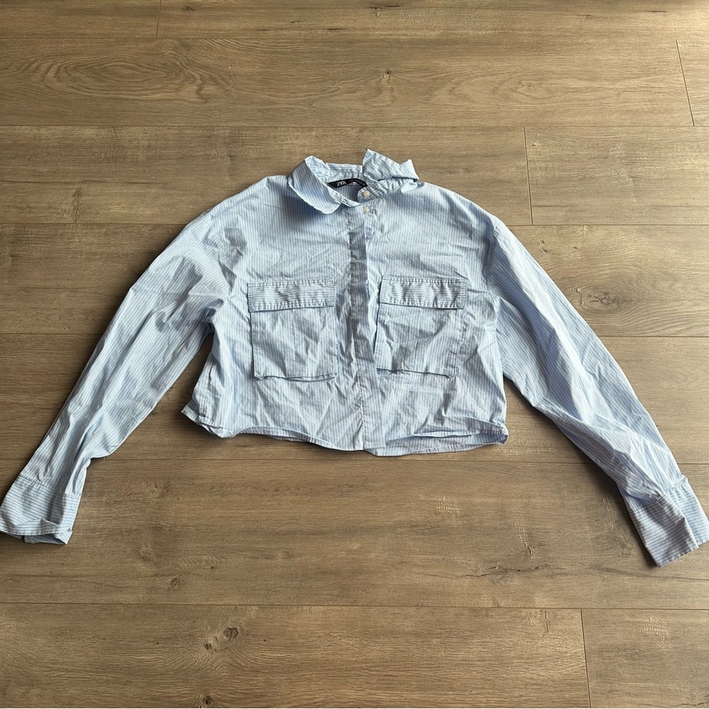 EUC Zara cropped long sleeve button down top - size medium